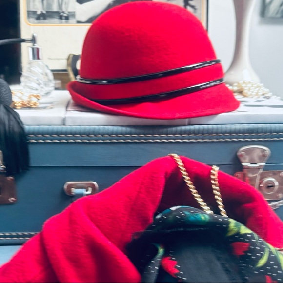 1970s Broner Vintage Red Wool Bowler Hat: Retro Chic - Picture 3 of 5